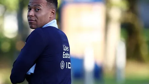 韦尔斯远投三分球击中篮筐！